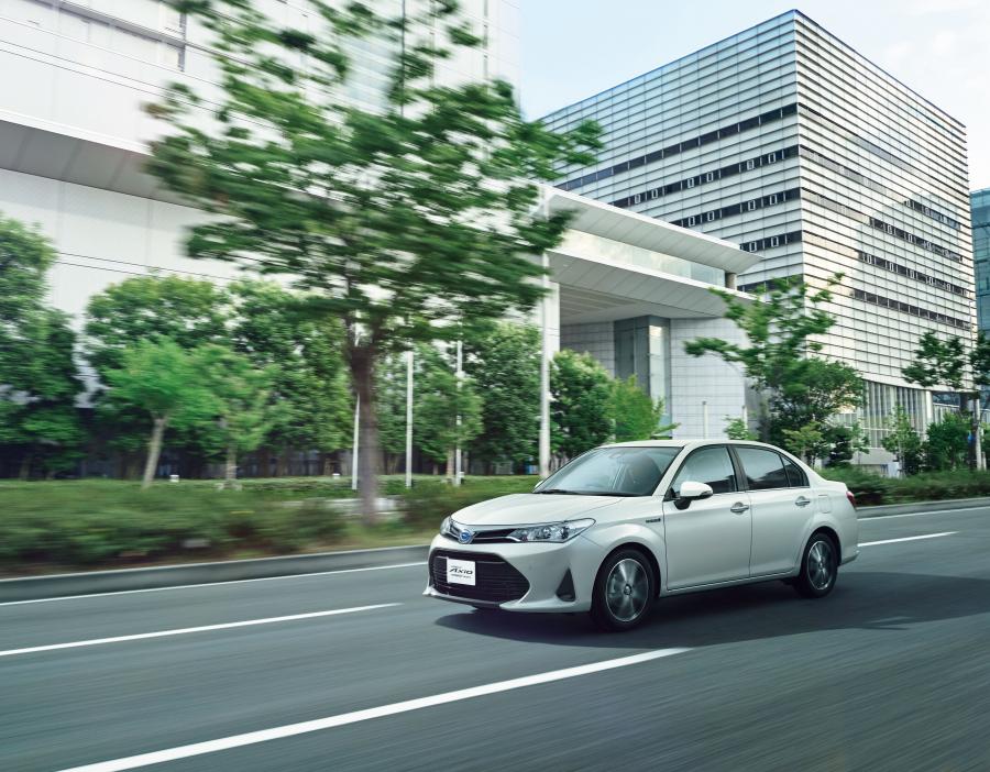  Toyota Corolla Axio Hybrid G 2017 года  (фото 6 из 8)